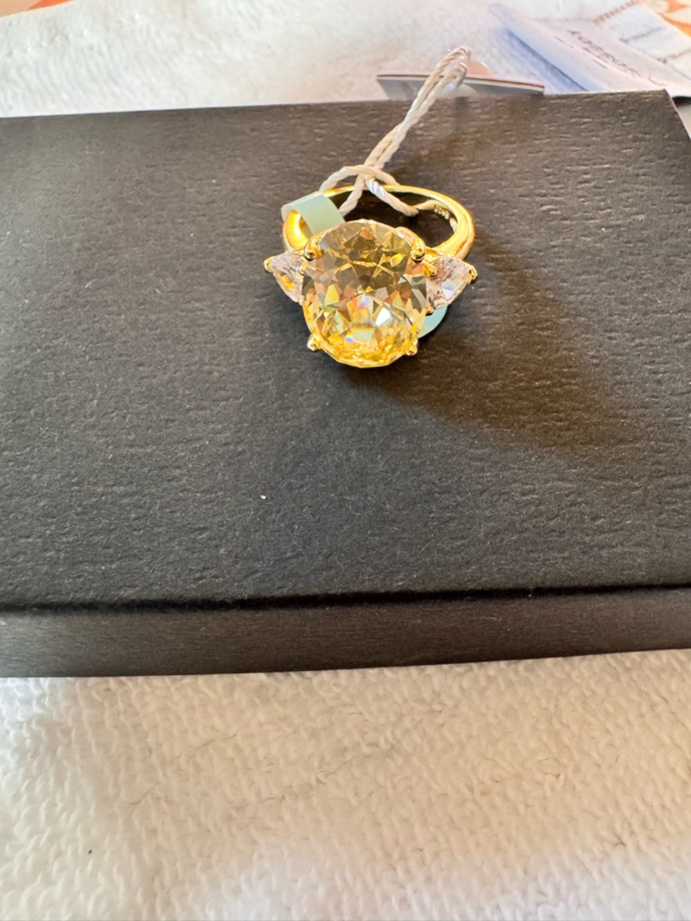 Yellow Oval Crystal Statement Ring with white Side Stones - Picture 6 of 8